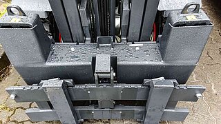Detailansicht einer metallischen Halteklaue zum Greifen von Schaufeln für Gießerei-Arbeit