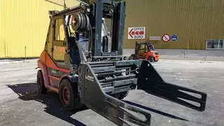 Gabelstapler, ausgestattet mit einer Ballenklammer, auf dem Betriebsgelände der Essity Austria GmbH