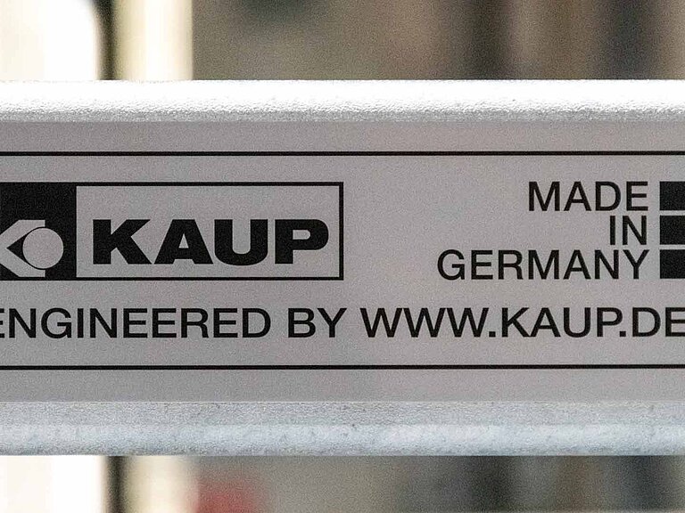 Nahaufnahme einer KAUP-Plakette mit der Aufschrift "Made in Germany" auf einem Metallteil