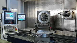 Automatisierte Fertigung eines Ersatzteils mit Computerinterface, drehbarer Metallplatte und Bohrer