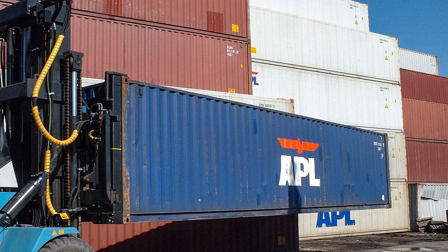 Container Spreader - Proven worldwide: on ships, port terminals or ...