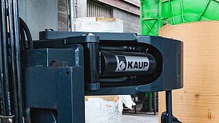 Detalle de la pinza de un accesorio KAUP para la recogida de pacas con el logotipo de la empresa