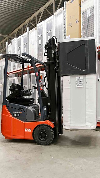 Das 1T413G/180TM wird bei Elgiganten zum Handling von palettierter und nicht-palettierter Ware eingesetzt.