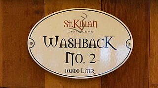 Plakette mit der Aufschrift "St Kilian Washback No. 2 10800 Liter" auf einem hölzernen Untergrund