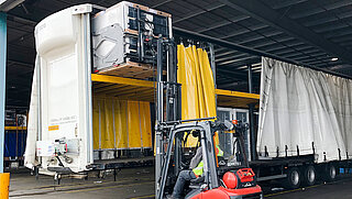 Una carretilla elevadora carga un vagón de camión utilizando el accesorio Smart Load Control