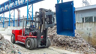 Heavy bales of paper rubbish are transported with the rotating Fork Positioner 15T456.