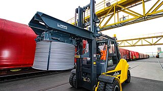 La Badische Drahtwerke GmbH transporta bobinas de alambre con una pinza para bobinas de KAUP.