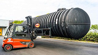 Transport d'une citerne pour installations de récupération d'eau de pluie à l'aide d'un accessoire