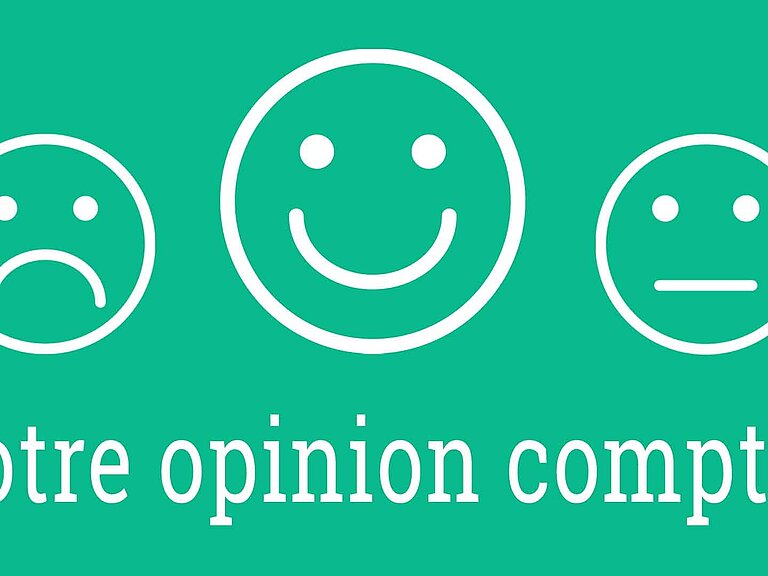 Trois smileys, souriant, triste et au regard neutre, avec l'inscription "Votre opinion compte"