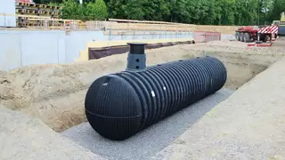 Bei der Produktion von GRAF-Kunststofftanks wie diesem CARAT XXL wird das Zinkenverstellgerät 5T411BZA eingesetzt.