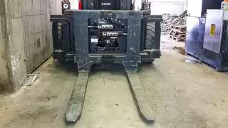 The KAUP attachment is mounted on a KALMAR DCG160-12.