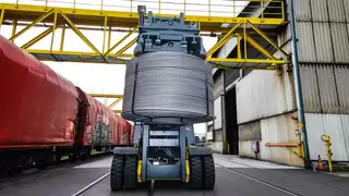 Die Badischen Drahtwerke GmbH transportiert Drahtcoils mit einer Coilklammer von KAUP.