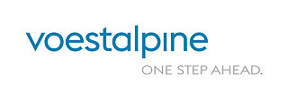Logo de l'entreprise "Voestalpine" avec le slogan "One Step Ahead" sous le nom de l'entreprise