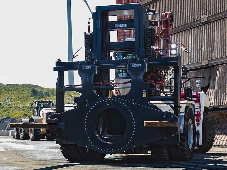 Frontansicht einer großen Baumaschine auf einem Abbaugelände mit einem speziellen Anbaugerät