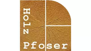Logo des Unternehmens "Pfoser" mit einem weißen Schriftzug auf dem Querschnitt eines Baustamms