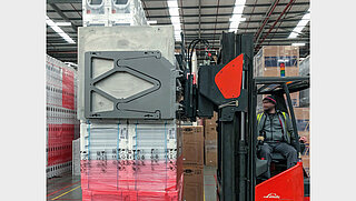 With the help of Smart Load Control, a forklift truck places a pallet of goods on another pallet