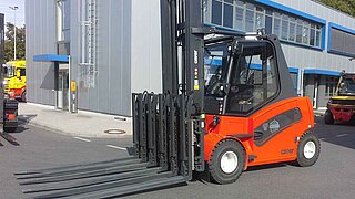 Two powerhouses: the six-pallet handler 10T429-4-6 from KAUP and the Carer A80/900X.