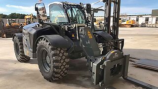 Una gran máquina de construcción negra equipada con un accesorio giratorio de KAUP