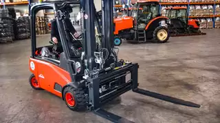 Das Zinkenverstellgerät 2T466BZ wird für den Transport palettierter Ware eingesetzt.