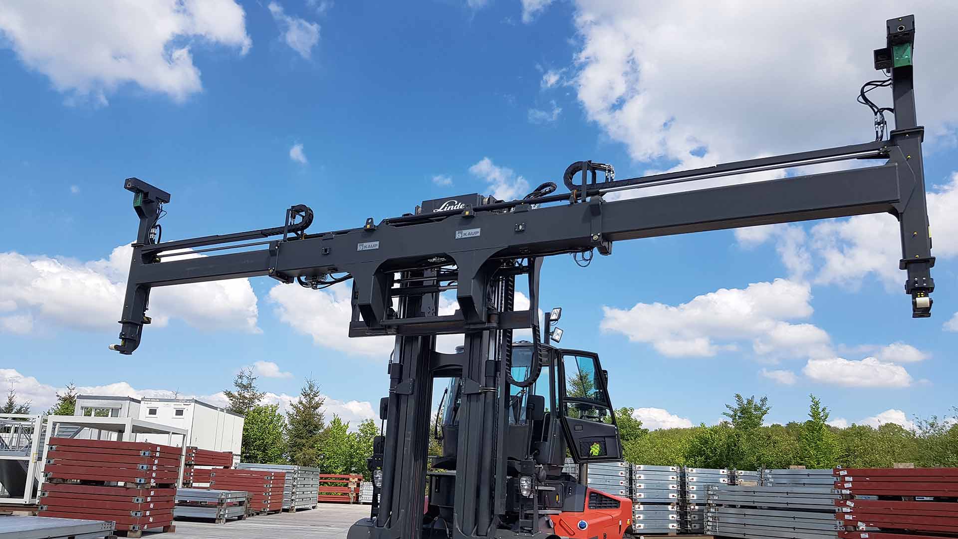 Vue de face d'un spreader latéral large monté pour le transport de conteneurs