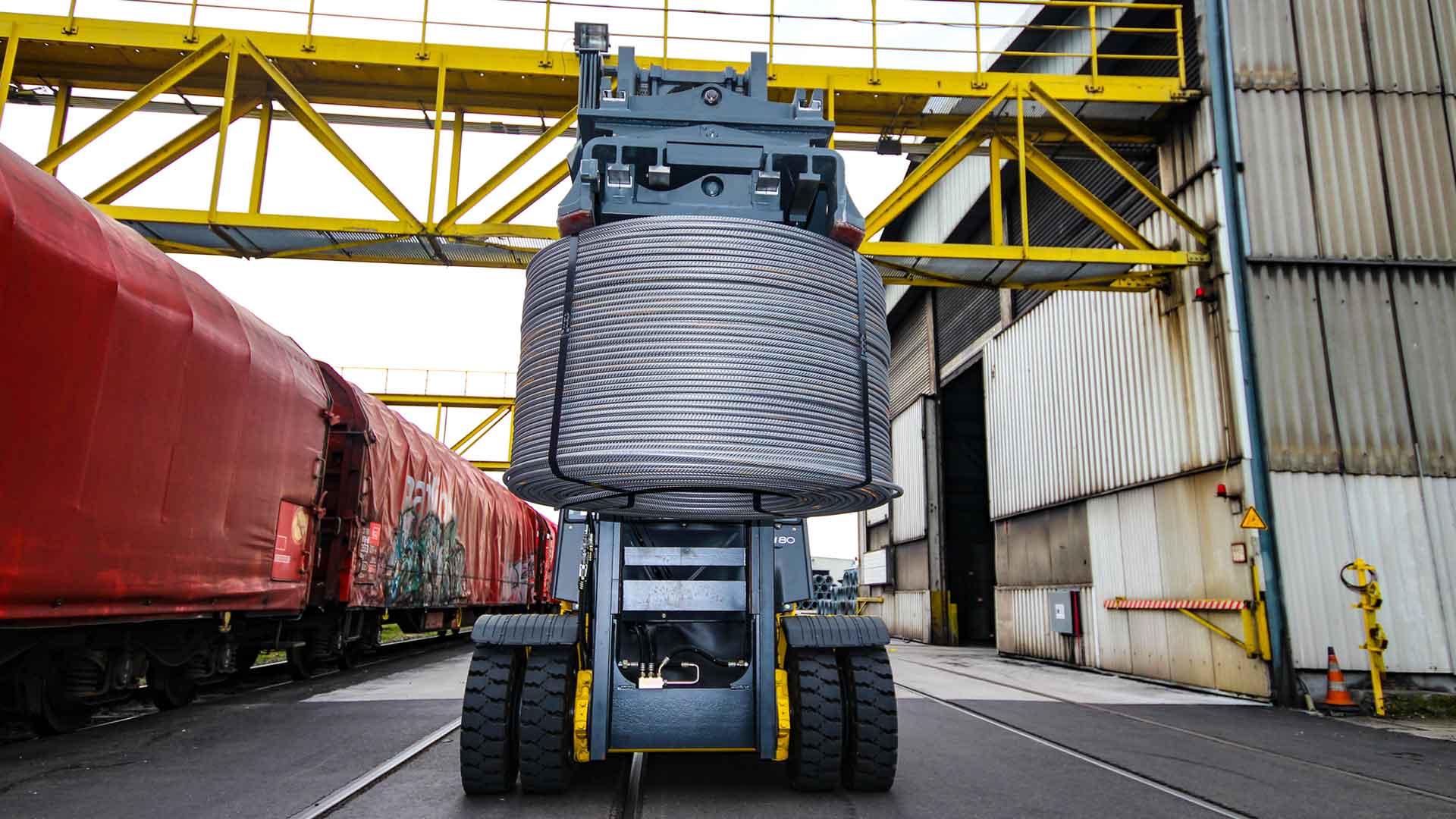 La Badische Drahtwerke GmbH transporta bobinas de alambre con una pinza para bobinas de KAUP.