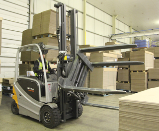 Die Beacon Packaging Ltd. setzt die Paletten-Wendeklammer T451W von KAUP für den innerbetrieblichen Transport von Wellpappe ein. Die Beacon Packaging Ltd. setzt die Paletten-Wendeklammer T451W von KAUP für den innerbetrieblichen Transport von Wellpappe ein.