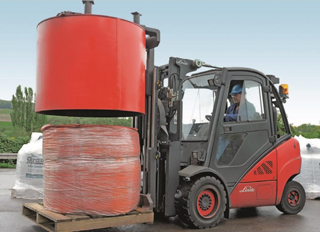 Con la cápsula de transporte desarrollada expresamente, pueden transportarse big bags dañadas de cualquier tamaño convencional. Con la cápsula de transporte desarrollada expresamente, pueden transportarse big bags dañadas de cualquier tamaño convencional.