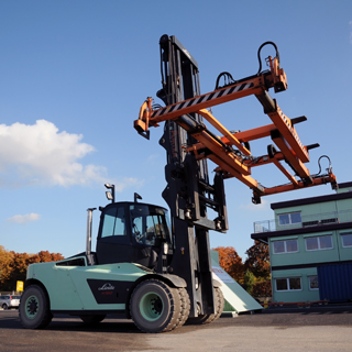Ein Container Spreader von KAUP im Einsatz. Ein Container Spreader von KAUP im Einsatz.