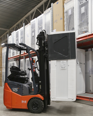 Das 1T413G/180TM wird bei Elgiganten zum Handling von palettierter und nicht-palettierter Ware eingesetzt. Das 1T413G/180TM wird bei Elgiganten zum Handling von palettierter und nicht-palettierter Ware eingesetzt.