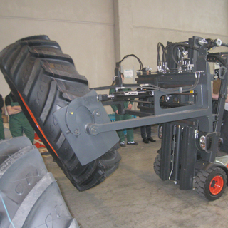 En Kubota, la pinza basculante para neumáticos 2T406-2H se utiliza para el transporte de neumáticos En Kubota, la pinza basculante para neumáticos 2T406-2H se utiliza para el transporte de neumáticos