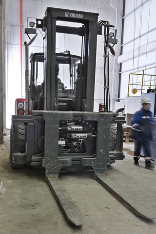 Das Anbaugerät von KAUP 'hängt' an einem KALMAR DCG160-12. Das Anbaugerät von KAUP 'hängt' an einem KALMAR DCG160-12.