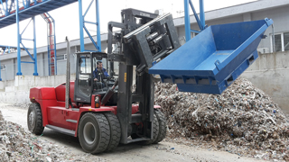 Con el posicionador de horquillas rotativo 15T456 se transportan pesados desechos de papel. Con el posicionador de horquillas rotativo 15T456 se transportan pesados desechos de papel.