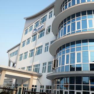 Desde 1997 KAUP esta presente en Xiamen, China y desde 2008 fabricamos en una nueva planta de producción y montaje de 12.000 m² (foto) Desde 1997 KAUP esta presente en Xiamen, China y desde 2008 fabricamos en una nueva planta de producción y montaje de 12.000 m² (foto)