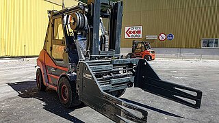 Forklift truck, equipped with a bale clamp, on the premises of Essity Austria GmbH