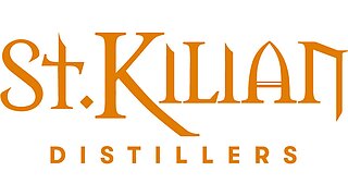 Logo der Brennerei "St. Killian" mit orangefarbenen Buchstaben und der Unterschrift "Distillery"