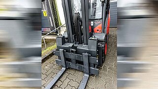 Forklift truck with special foundry attachment, suitable for working directly at the blast furnace
