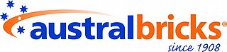 Logo des Unternehmens "Austral Bricks" in blauer und orangefarbener Schrift mit vier Sternen