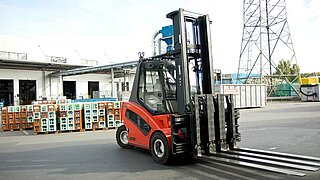 Two powerhouses: the six-pallet handler 10T429-4-6 from KAUP and the Carer A80/900X.
