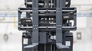 Zinkenverstellgerät T160B - 'e-operated': das erste vollelektronische Anbaugerät